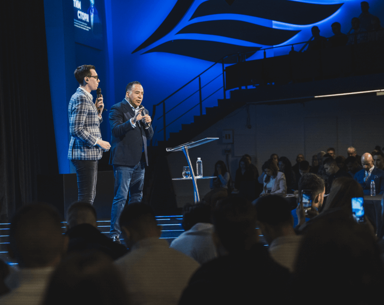 Говорители на сцена